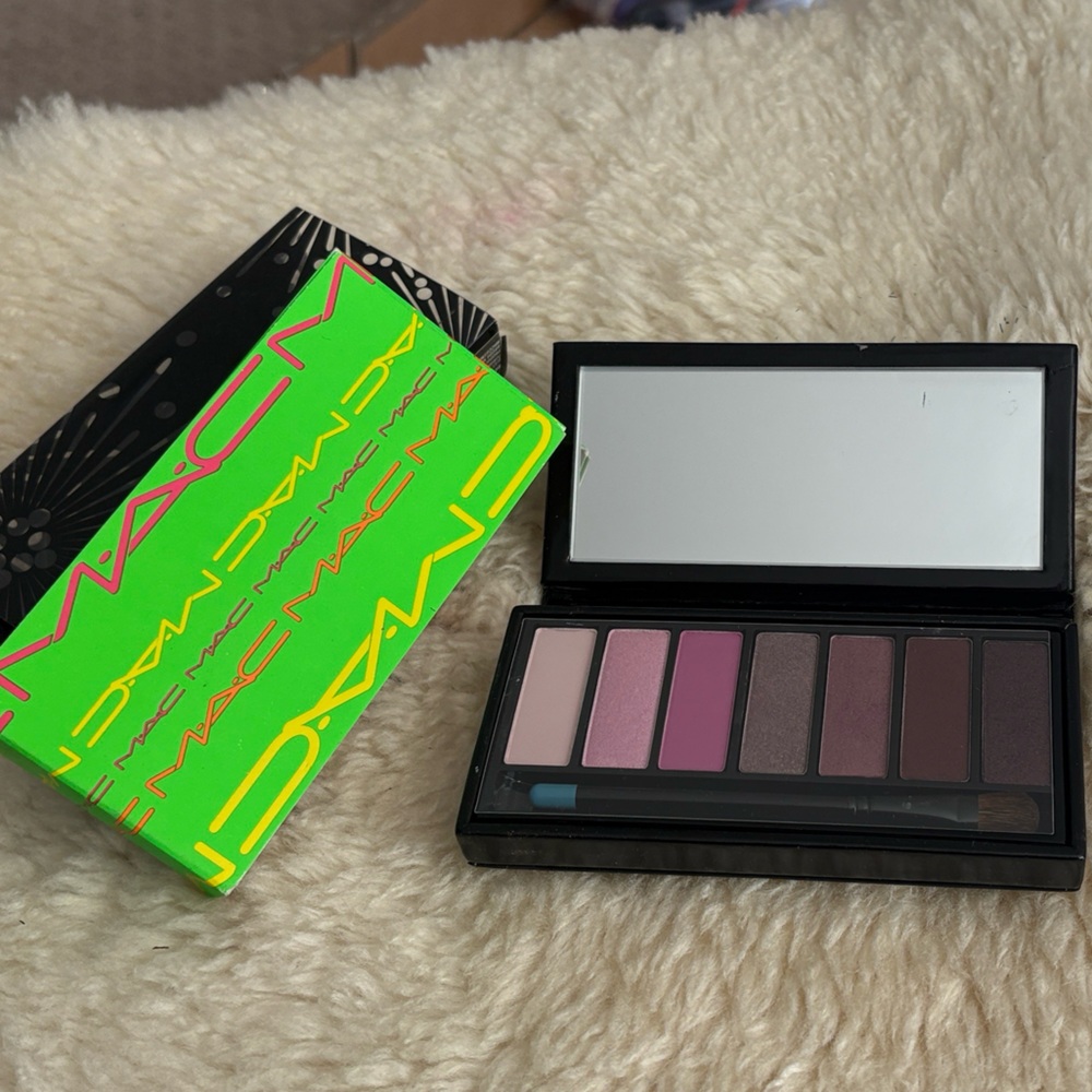MAC Cosmetics Holidazzle 7 Pink Eyeshadow Palette RARE NEVER USED - Picture 2 of 7